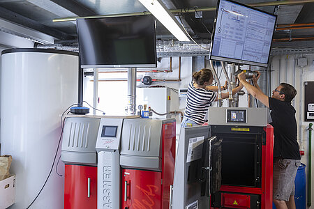 Eine EGT-Studentin und ein EGT- Student studieren die Anlagentechnik im EGT- Labor für Energie- und Umwelttechnik an der Technischen Hochschule Rosenheim