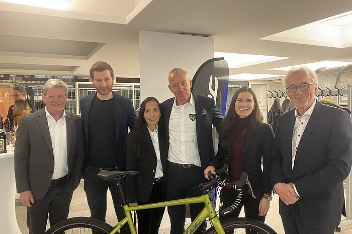 Das Bild zeigt TH-Präsident Professor Heinrich Köster, Johannes Irlbacher, Cielo Irlbacher, Konrad Irlbacher; Tessa Irlbacher und Gerald Rhein, Vorsitzender des Seeoner Kreises.