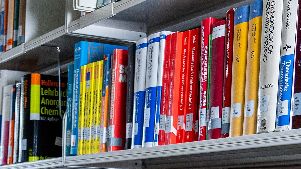 Zwischen den Regalen Bibliotheksnutzer zwischen den Regalen