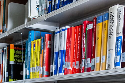 Bibliotheksnutzer zwischen den Regalen