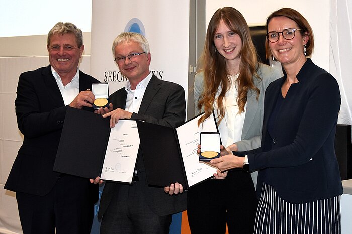 Das Bild zeigt Hochschulpräsident Professor Heinrich Köster, Vizepräsidentin Professorin Dr. Stephanie Kapitza sowie Professor Dr. Guido Falkemeier und Leonie Hans von der Technischen Hochschule Ostwestfalen-Lippe.