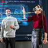 Das Bild zeigt drei Studierende, die mit einer VR-Brille arbeiten.
