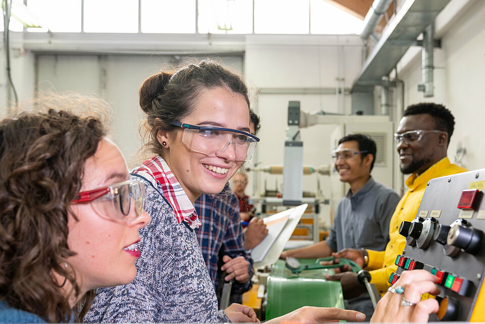 Studierende in einem Labor der TH Rosenheim