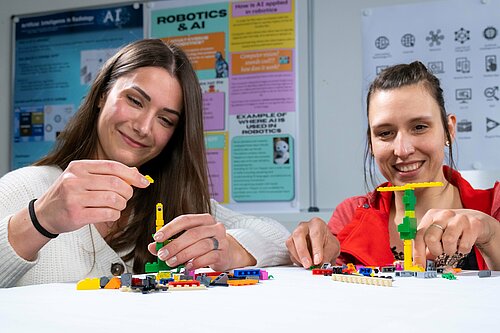 Zwei Studentinnen erwerben Projektskills durch den Einsatz von LEGO® SERIOUS PLAY®  (Symbolbild des Studiengangs für Wirtschaftsinformatik))