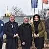 Das Bild zeigt Personen, die vor der Technischen Hochschule Rosenheim stehen.