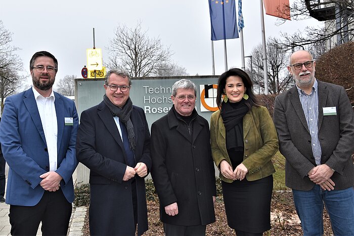 Das Bild zeigt Personen, die vor der Technischen Hochschule Rosenheim stehen.