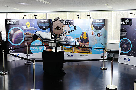 Blick in Teile der Ausstellung (Modell des JWST 1:10, diverse Erklärungen mit Zusatz-Barcode-Infos)