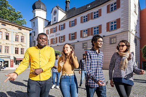 [Translate to English:] Studierende unterwegs in der Stadt