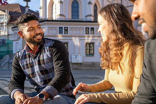 Zwei Studierende unterhalten sich