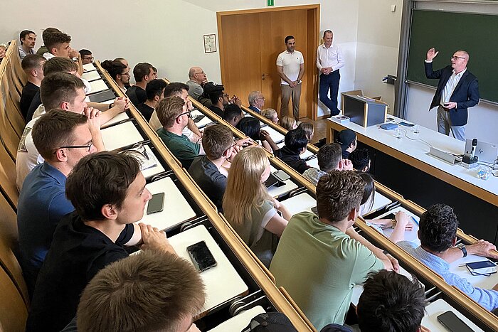 Das Bild zeigt einen Vortrag in einem Hörsaal der TH Rosenheim.