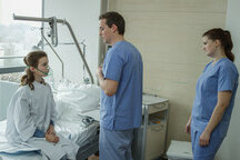 zwei Pflegestudierende mit Patientin in Krankenzimmer