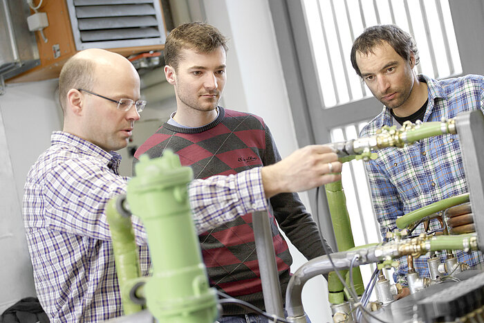 Studierende mit betreuenden Professor.