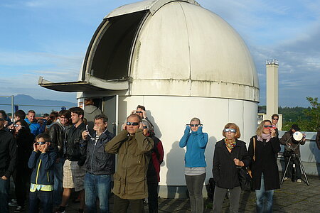 Besucher beobachten den Venusdurchgang