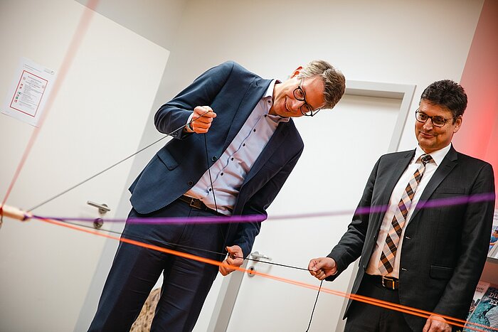 Das Bild zeigt Markus Blume, Staatsminister für Wissenschaft und Kunst und Landrat Max Heimerl am Campus Mühldorf am Inn.