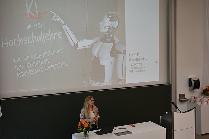 Das Bild zeigt eine Frau in einem Hörsaal beim Tag der Lehre an der TH Rosenheim.