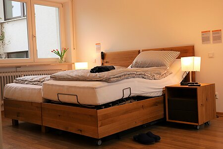 Optisch ansprechendes Bett mit Funktionen eines Pflegebettes