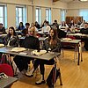Studierende am Campus Chiemgau zum Studienstart im Wintersemester im Vorlesungsraum