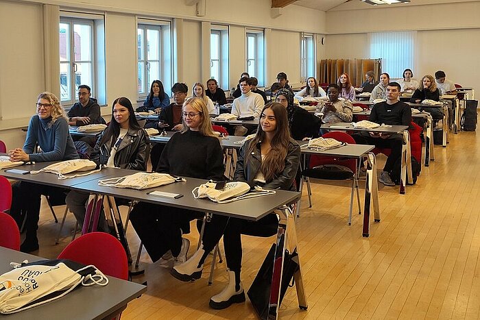 Studierende am Campus Chiemgau zum Studienstart im Wintersemester im Vorlesungsraum