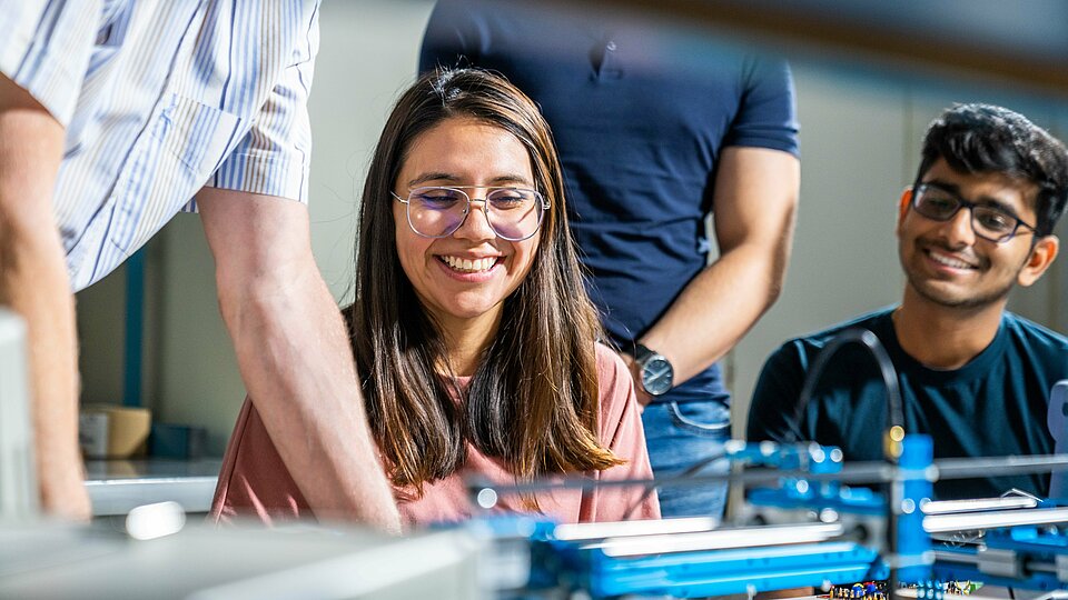 Twoe students in the lab.