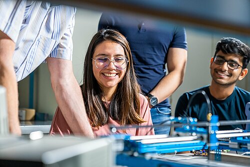 Twoe students in the lab.