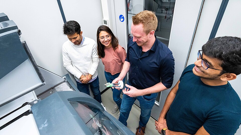 A group of students in the lab for additive manufacturing.