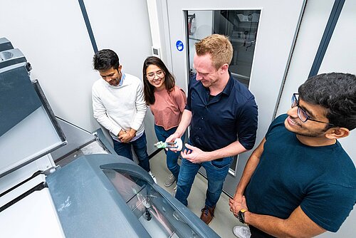 A group of students in the lab for additive manufacturing.