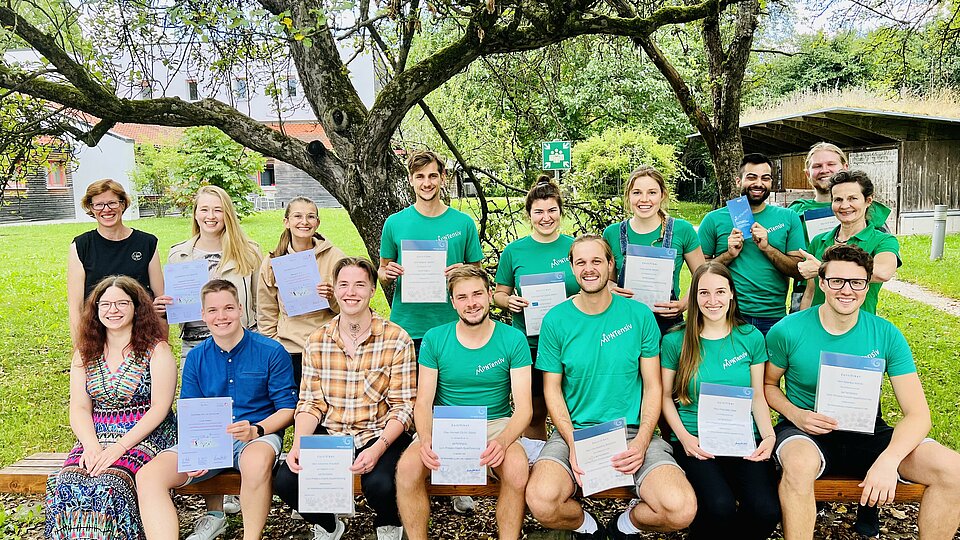 Zertifikatsübergabe im Sommersemester 2022 Rosenheimer und Kemptener Studierende mit ihren Kursleiter*innen und ihren Absclusszertifikaten in einem Gruppenbild