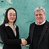 Das Bild zeigt Professorin Elisabeth Shi mit Hochschulpräsident Professor Heinrich Köster