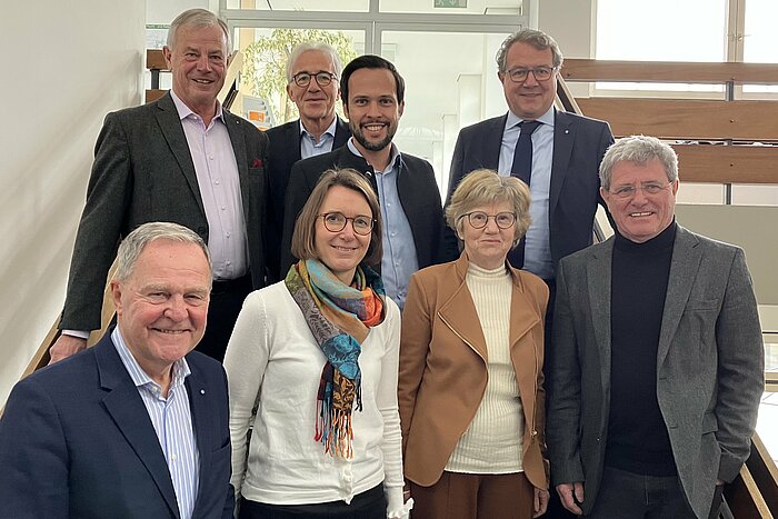 Das Bild zeigt eine Gruppe von Personen, die auf einer Treppe stehen.