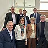 Das Bild zeigt eine Gruppe von Personen, die auf einer Treppe stehen.