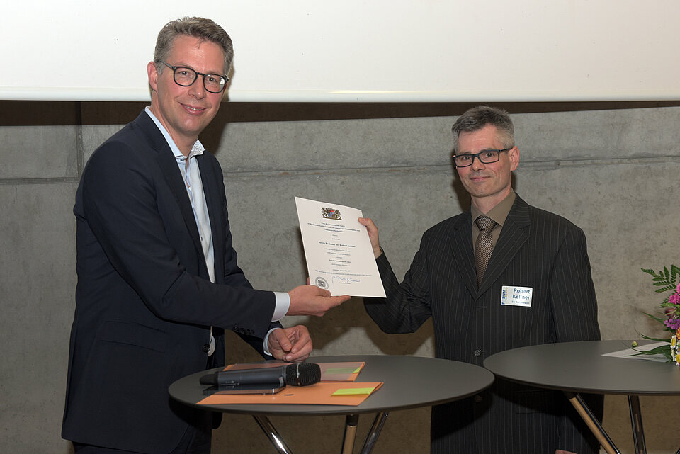 Prof. Dr. Robert Kellner erhält den bayrischen Lehrpreis 2022 von Minister Markus Blume (Foto: Michael Pulczynski )