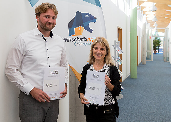 Prof. Dr. Höfig (Fakultät für Informatik, TH Rosenheim) und Dr. Birgit Seeholzer, Geschäftsführerin der Traunsteiner Wirtschaftsförderung