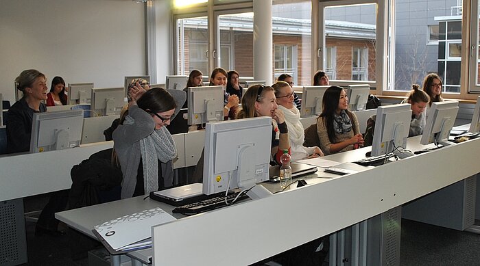 Der Spaß am gemeinsamen Programmieren ist den Teilnehmern der Frauenübungsgruppe der Fakultät Informatik anzusehen. 