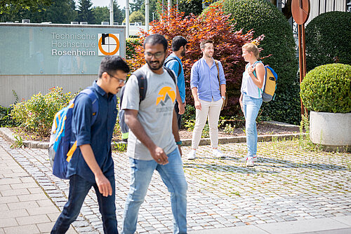 Mehrere Studierende unterwegs zu ihren Vorlesungen.