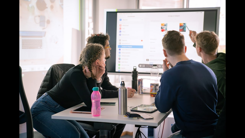 Labor für Hybride Gruppenarbeit: ein Raum für innovative und aktivierende hybride Lehre