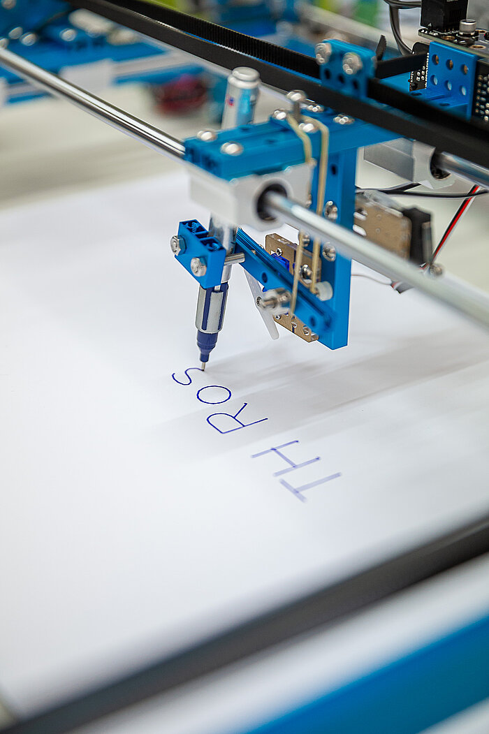Plotter beschreibt Papier (automatisiert) 