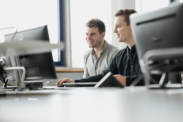 Studierende des Masterstudiengangs Wirtschaftsingenieurwesen an der TH Rosenheim arbeiten am Computer