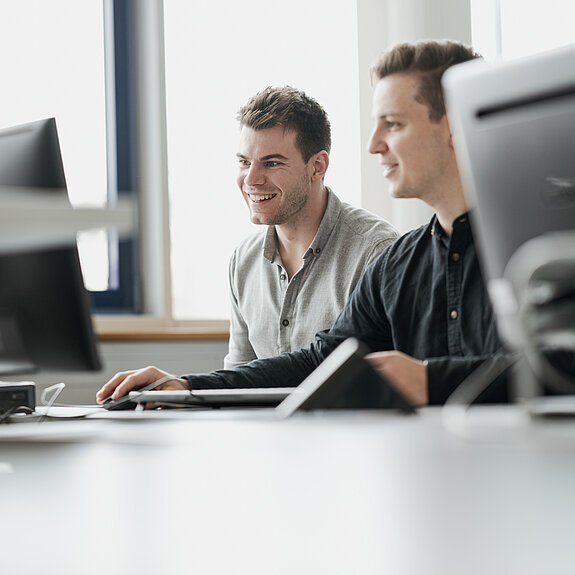 Studierende des Masterstudiengangs Wirtschaftsingenieurwesen an der TH Rosenheim arbeiten am Computer