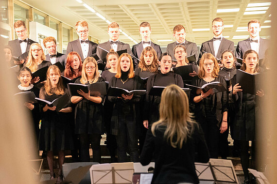 [Translate to English:] Chor der Technischen Hochschule Rosenheim bei einem Konzert 