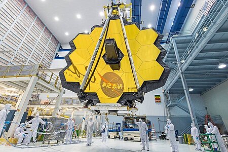Das James Webb-Weltraumteleskop mit einem Teil des Teams am Goddard Space Flight Center