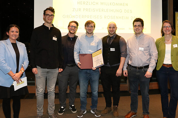 Das Bild zeigt die Mitglieder der beim Rosenheimer Gründerpreis ausgezeichneten Gründerteams.