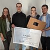 Das Bild zeigt vier Studierende, die bei den Innovation Days in Salzburg den ersten Preis gewonnen haben.