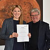 Das Bild zeigt Professorin Laura Marcus mit Hochschulpräsident Professor Heinrich Köster
