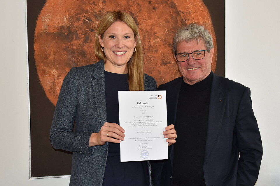 Das Bild zeigt Professorin Laura Marcus mit Hochschulpräsident Professor Heinrich Köster