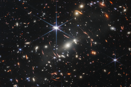 Webbs erster "Deep Field" Blick ins frühe Universum (9,5 Mia Jahre zurück, fast alles Galaxien, Sterne haben Spikes)