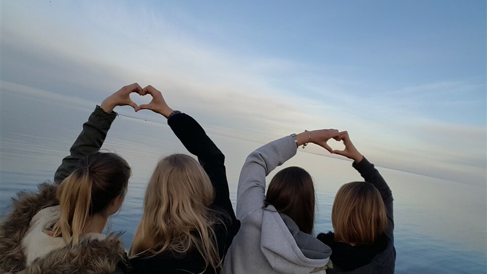 Gruppe von Studierenden am Meer