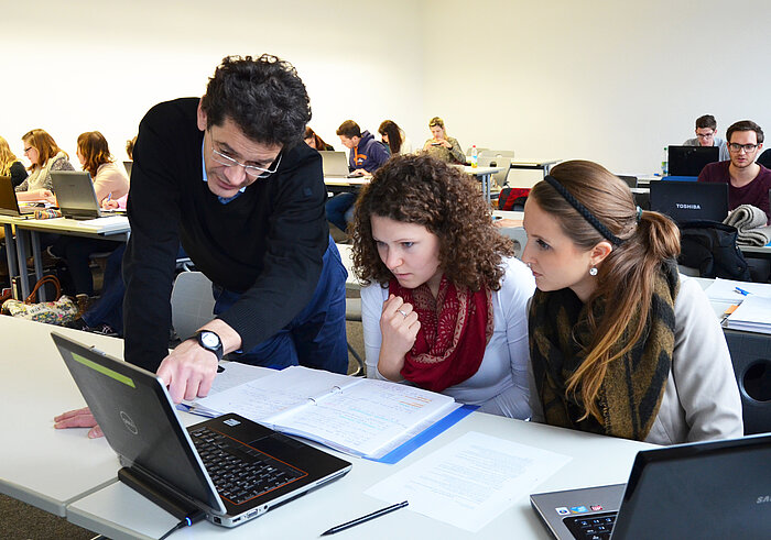 Prof. Dr. Viktor Sandor - Lehrsituation mit Studierenden