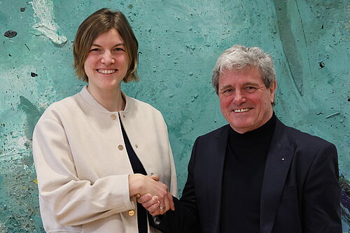 Das Bild zeigt Professorin Ilona Wichmann mit Hochschulpräsident Professor Heinrich Köster