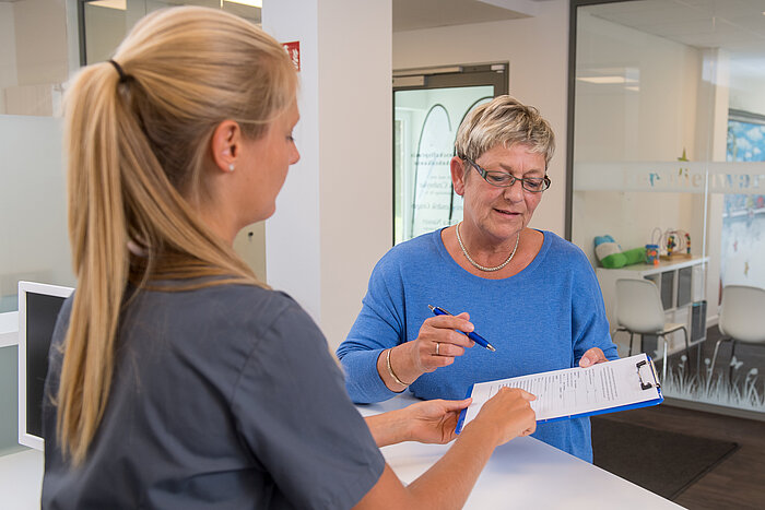 Das Bild zeigt eine Medizinische Fachangestellte mit einer Patientin.