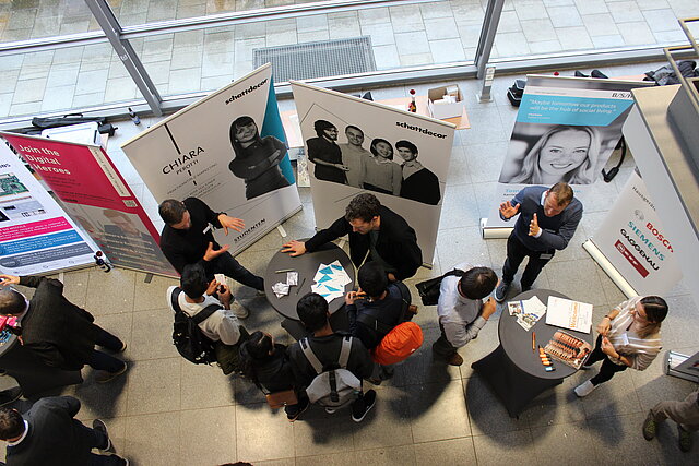 Students and companies in a talk at the TH Rosenheim.